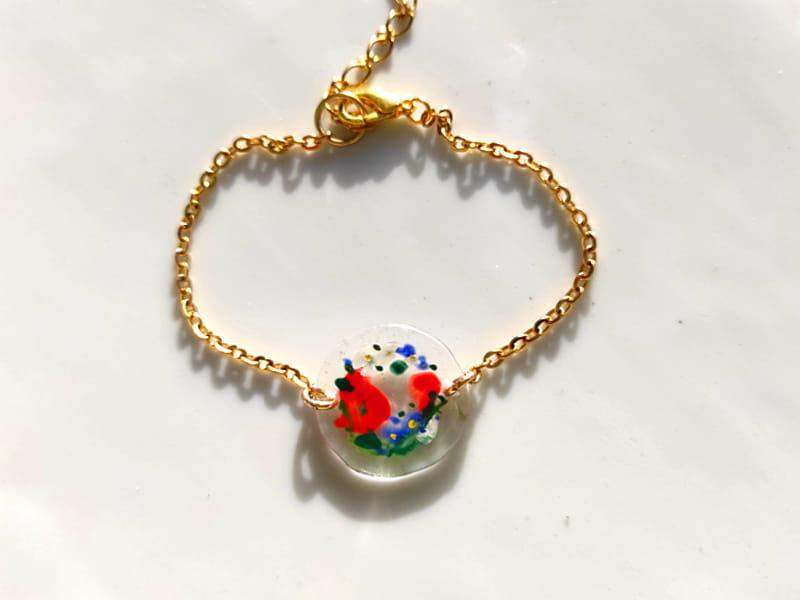 Malowana bransoletka z wiankiem maków i polnych kwiatów (wykończenia ze stali chirurgicznej w kolorze złotym)