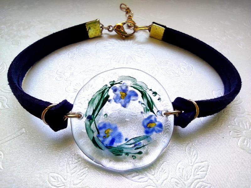 Malowana bransoletka z wiankiem niezapominajek (wykończenia z naturalnego rzemienia i stali chirurgicznej w kolorze złotym)