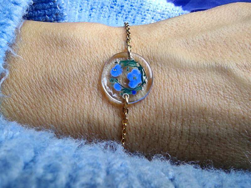 Malowana bransoletka z wiankiem niezapominajek (wykończenia ze stali chirurgicznej w kolorze złotym)