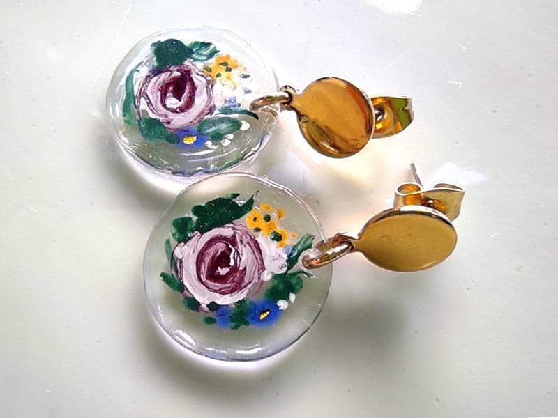 Malowane kolczyki z różami w bieli i fiolecie (na sztyftach ze stali chirurgicznej w kolorze złotym)