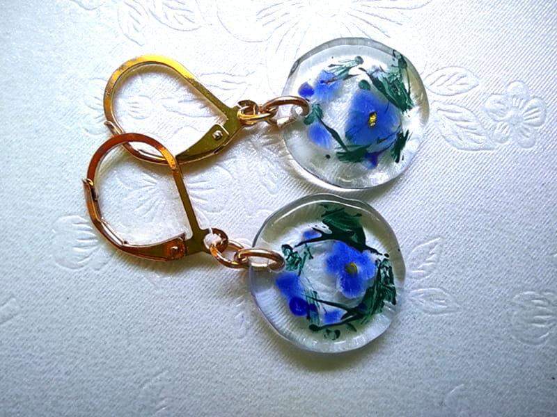 Malowane kolczyki z wiankiem niezapominajek (bigle ze stali chirurgicznej w kolorze złotym)