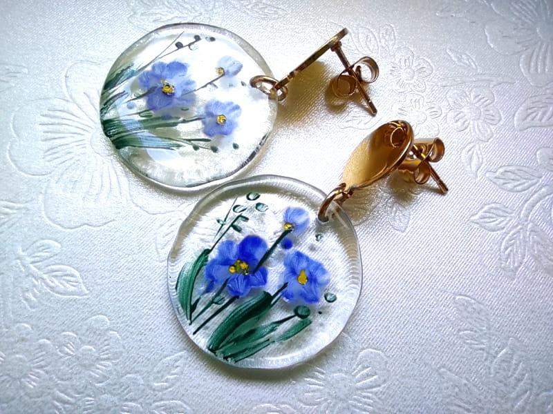 Malowane kolczyki z wiankiem niezapominajek (na sztyftach ze stali chirurgicznej w kolorze złotym)