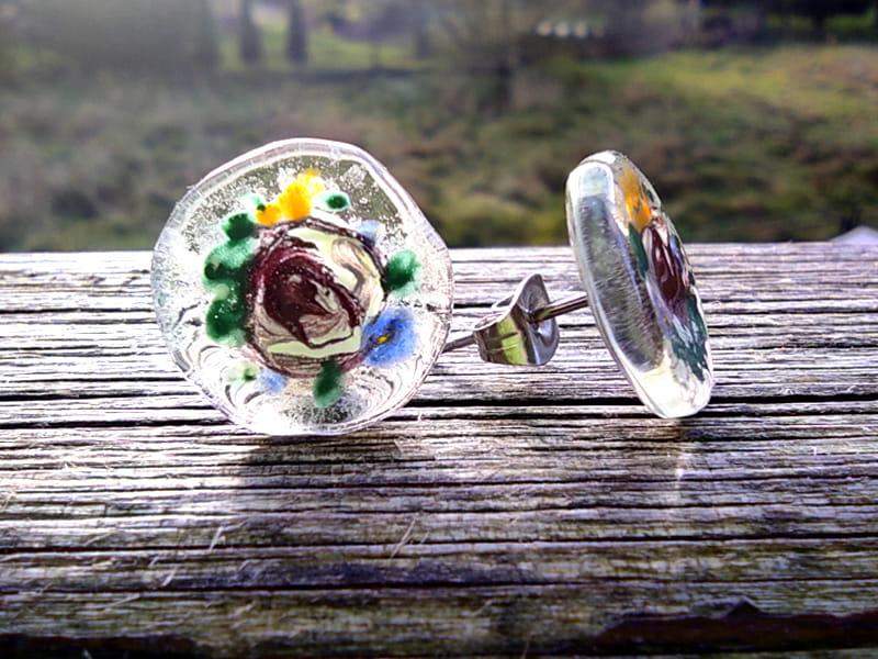 Malowane malutkie kolczyki wkrętki z różą w bieli  fiolecie (na sztyftach ze stali chirurgicznej)