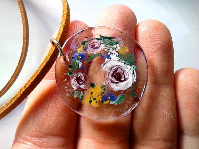 Malowany naszyjnik z różami w bieli i fiolecie (wykończenia z naturalnego rzemienia i stali chirurgicznej w kolorze złotym)