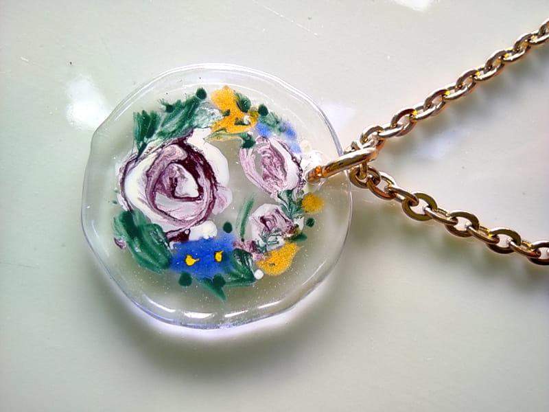 Malowany naszyjnik z różami w bieli i fiolecie (wykończenia ze stali chirurgicznej w kolorze złotym)