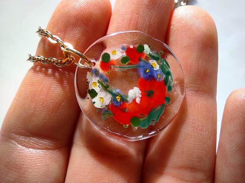 Malowany naszyjnik z wiankiem maków i polnych kwiatów (wykończenia ze stali chirurgicznej w kolorze złotym)