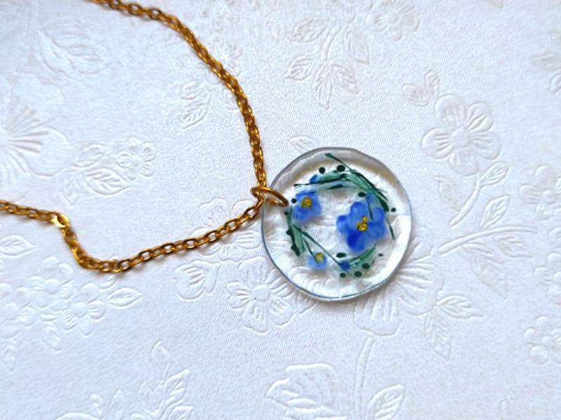 Malowany naszyjnik z wiankiem niezapominajek (wykończenia ze stali chirurgicznej w kolorze złotym)