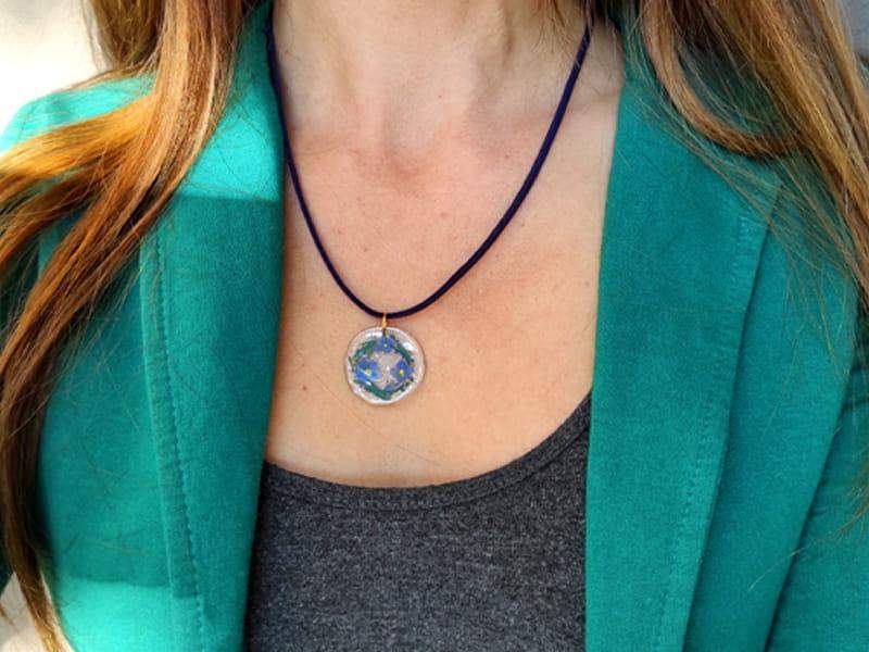 Malowany naszyjnik z wiankiem niezapominajek (wykończeniaz naturalnego rzemienia i stali chirurgicznej w kolorze złotym)