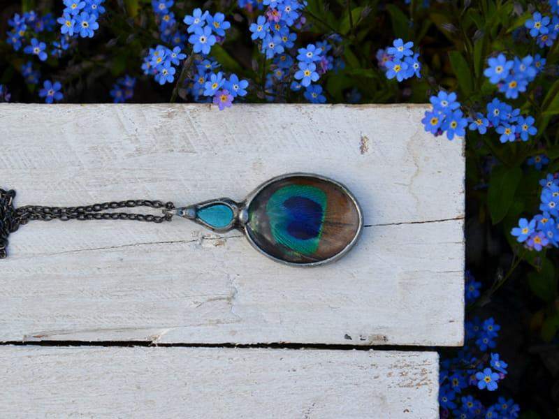 Malowniczy naszyjnik z pawim piórem i błękitną kroplą (oprawa w kolorze ciemnego srebra)