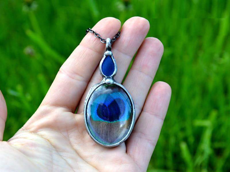 Malowniczy naszyjnik z pawim piórem i szafirową kroplą (oprawa w kolorze ciemnego srebra)