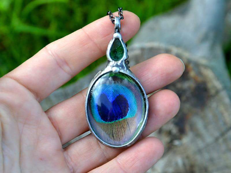 Malowniczy naszyjnik z pawim piórem i zieloną kroplą (oprawa w kolorze ciemnego srebra)