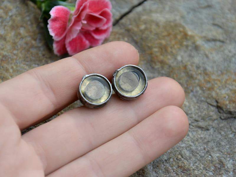 Malutkie kolczyki wkrętki w złocie (oprawa w kolorze ciemnego srebra)