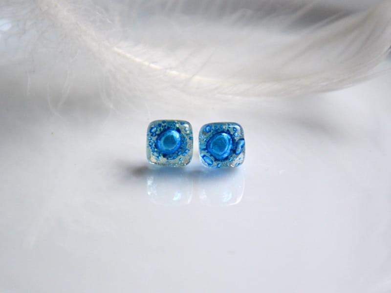 Malutkie kolczyki wkrętki z granatowymi bąbelkami