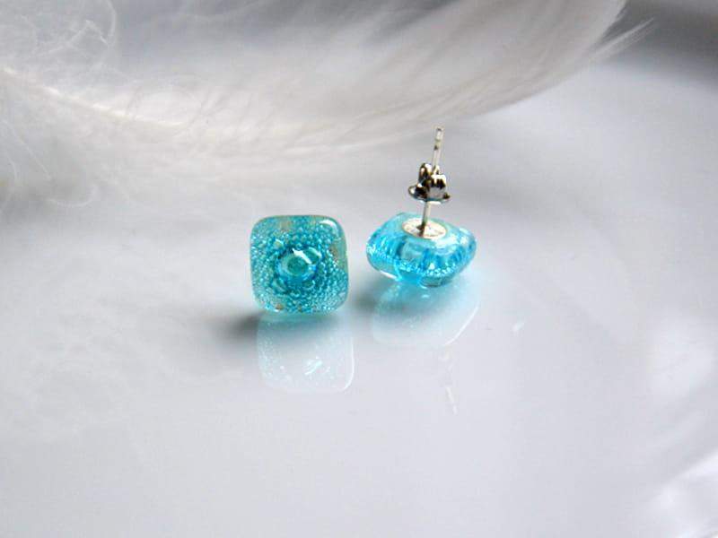 Malutkie kolczyki wkrętki z turkusowymi bąbelkami