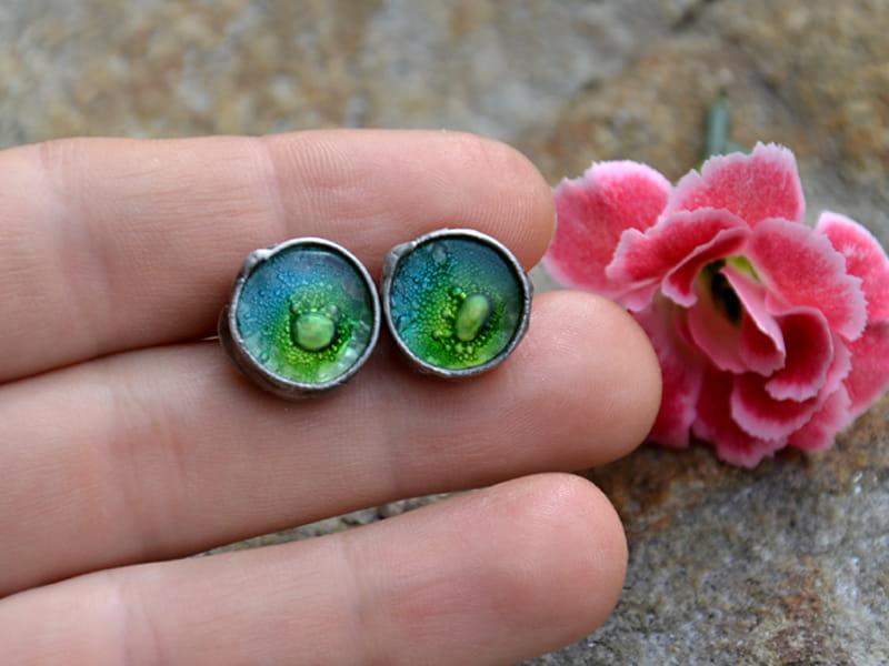 Malutkie kolczyki wkrętki z turkusowymi i żółtymi bąbelkami (oprawa w kolorze ciemnego srebra)