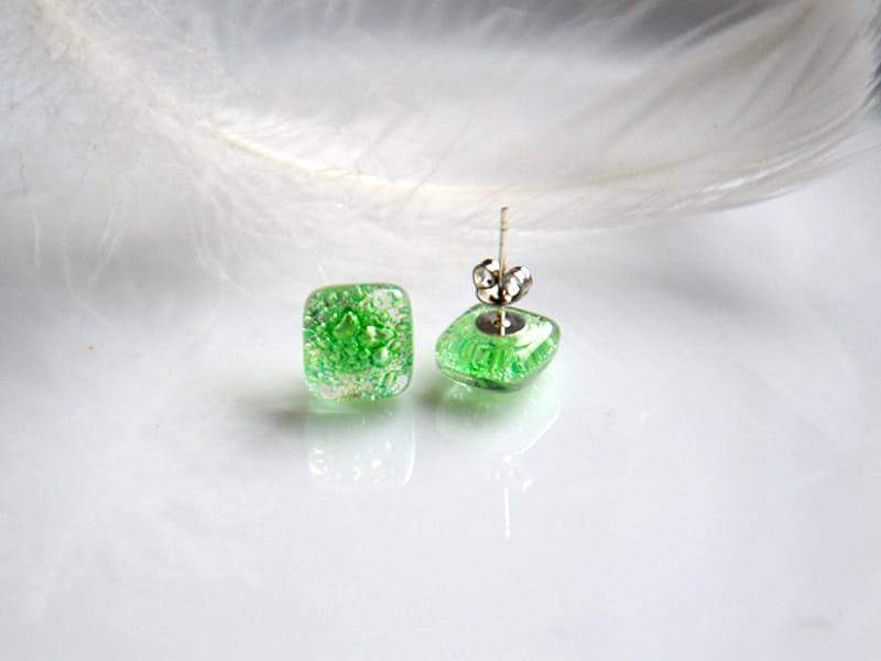 Malutkie kolczyki wkrętki z zielonymi bąbelkami