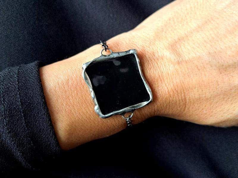 Minimalistyczna bransoletka z czarnym kwadratem (w kolorze ciemnego srebra)
