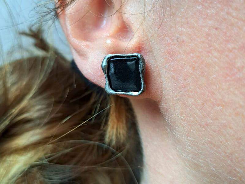 Minimalistyczne kolczyki wkrętki z czarnymi kwadratami (w kolorze ciemnego srebra)