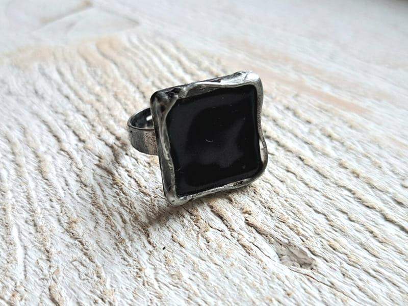 Minimalistyczny pierścionek z czarnym kwadratem II (w kolorze ciemnego srebra)