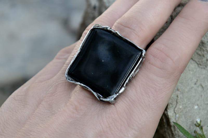Minimalistyczny pierścionek z czarnym kwadratem (w kolorze ciemnego srebra)