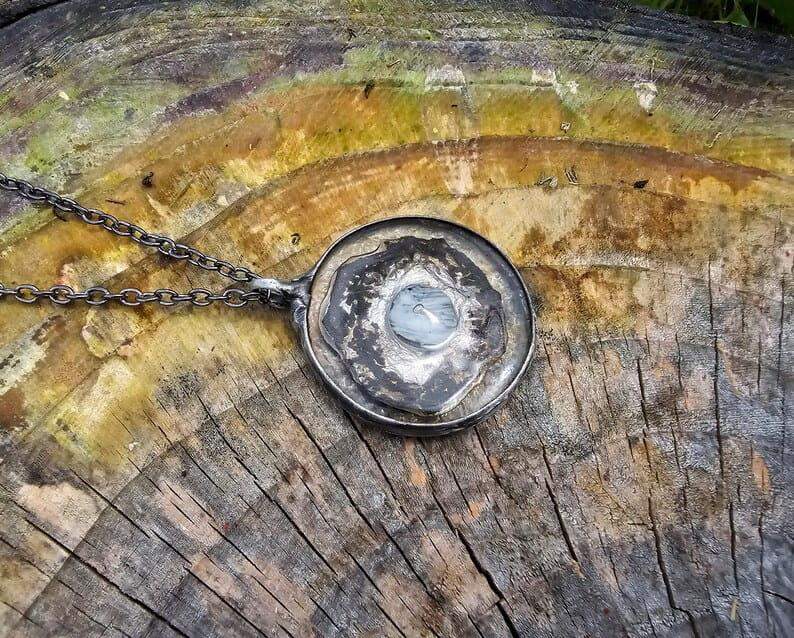 Monochromatyczny naszyjnik w szarści (oprawa w kolorze ciemnego srebra)