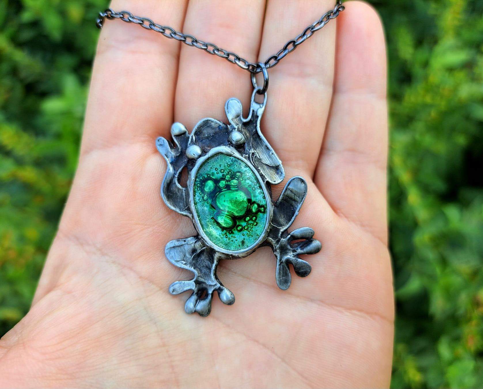 Naszyjnik żabka z zielonym szkłem (oprawa w kolorze ciemnego srebra)