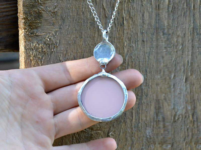 Naszyjnik bladoróżowy (oprawa w kolorze srebrnym)