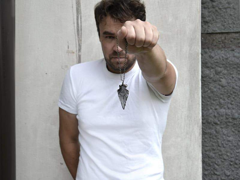 Naszyjnik czarna strzała (oprawa w kolorze ciemnego srebra)