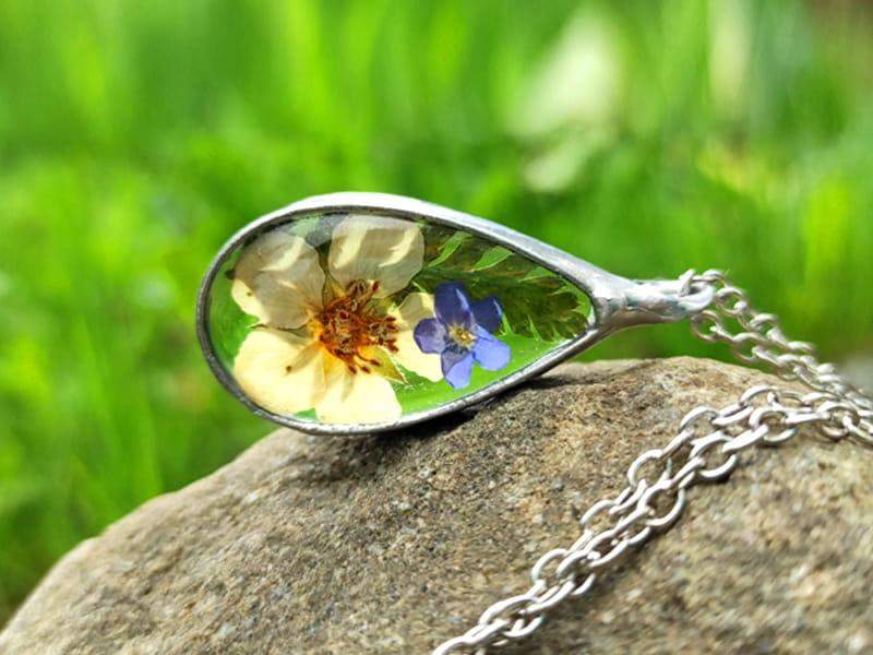 Naszyjnik łezka z kwiatem pięciornika, paprocią i niezapominajką (oprawa w kolorze srebrnym)