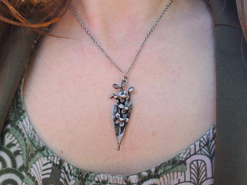 Naszyjnik gałązka niezapominajek (na łańcuszku ze stali chirurgicznej)