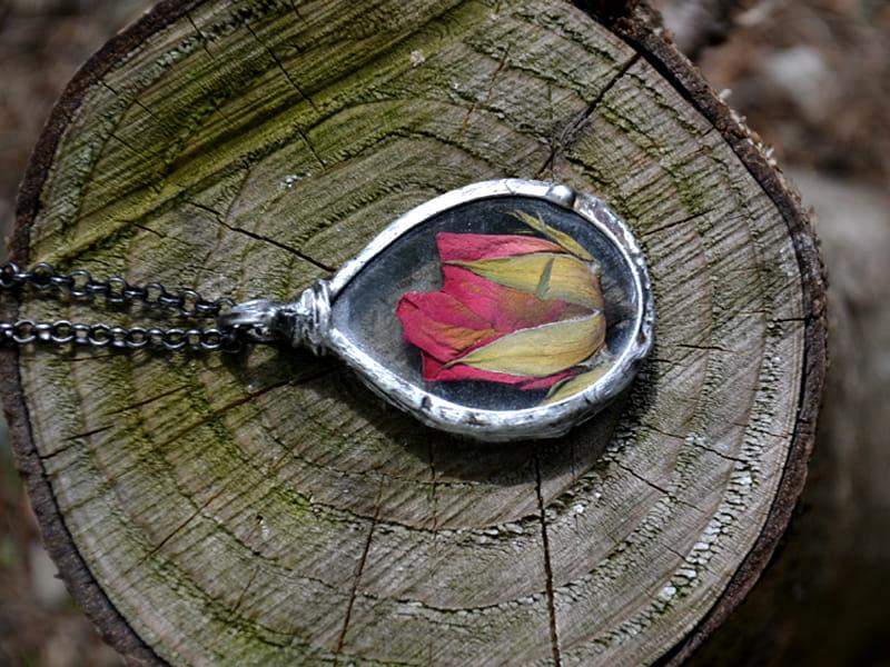 Naszyjnik kropla z różą (oprawa w kolorze ciemnego srebra)