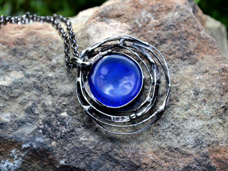 Naszyjnik opleciony ażurem szafir (oprawa w kolorze ciemnego srebra)