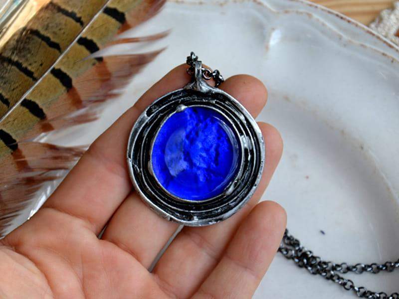 Naszyjnik opleciony szafir (w kolorze ciemnego srebra)