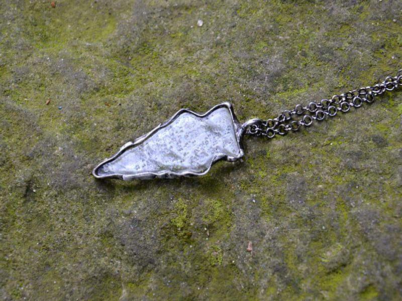 Naszyjnik perłowa strzała (oprawa w kolorze ciemnego srebra)