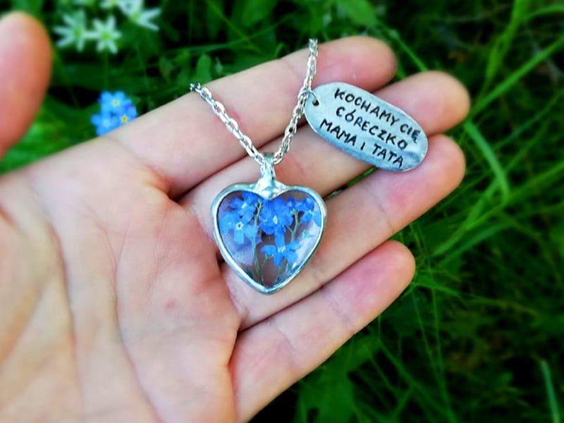 Naszyjnik serce z niezapominajkami z dedykacją na zawieszce (oprawa w kolorze srebrnym)