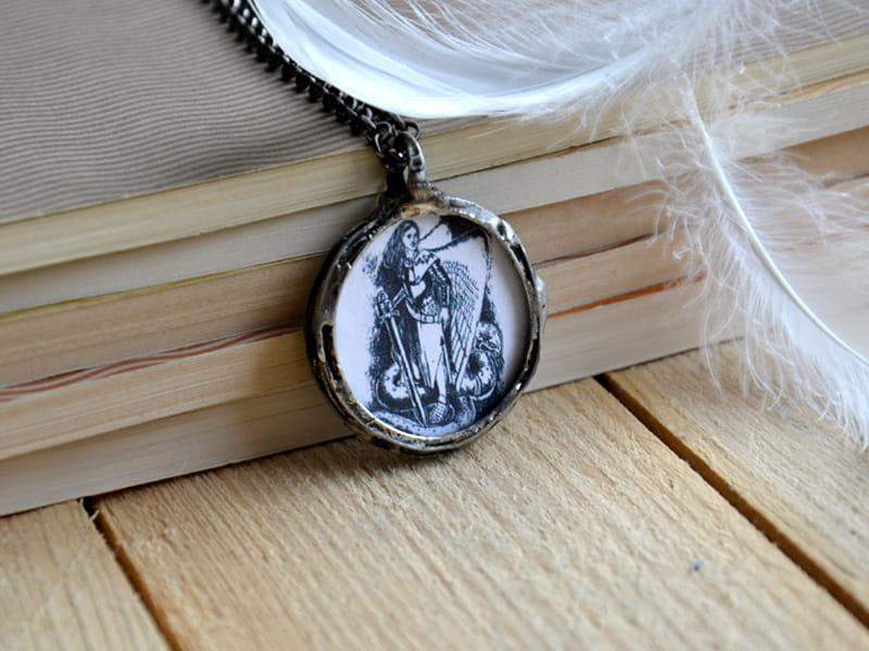 Naszyjnik  z archaniołem Michałem (w kolorze ciemnego srebra)