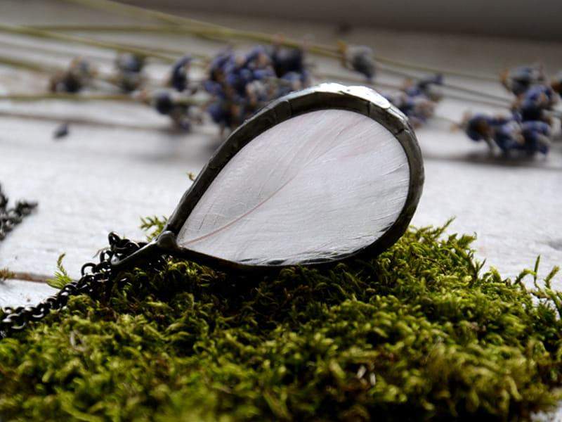 Naszyjnik z białym piórkiem w kropli (oprawa w kolorze ciemnego srebra)