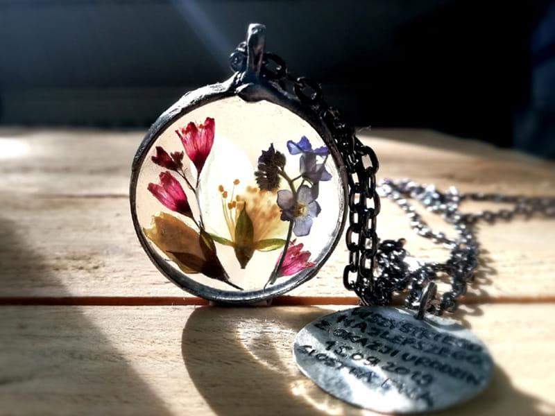 Naszyjnik z bukietem kwiatów z dedykacją na zawieszce (oprawa w kolorze ciemnego srebra)