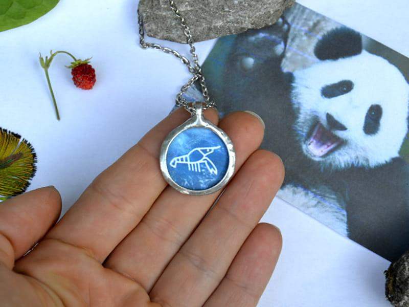 Naszyjnik z grafiką "Langusta na palmie" V (w kolorze srebrnym)