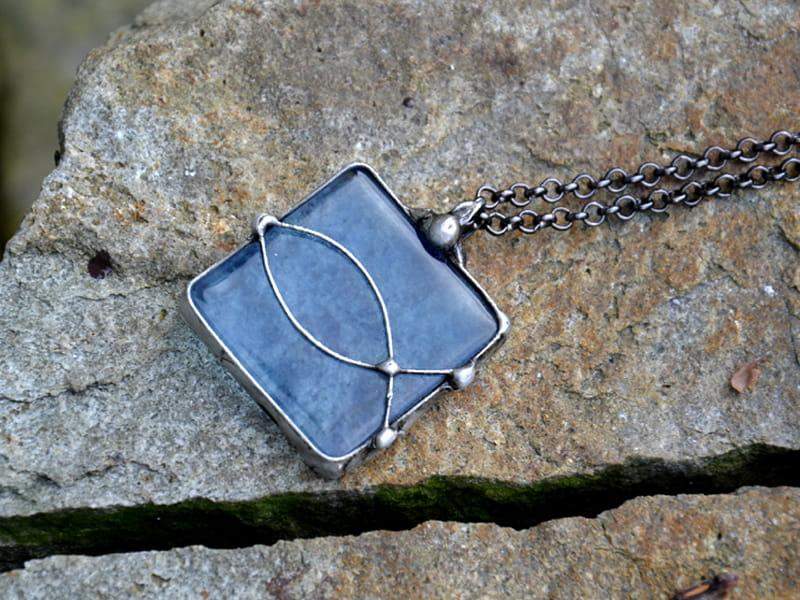 Naszyjnik z ichtys na błękicie (w kolorze ciemnego srebra)