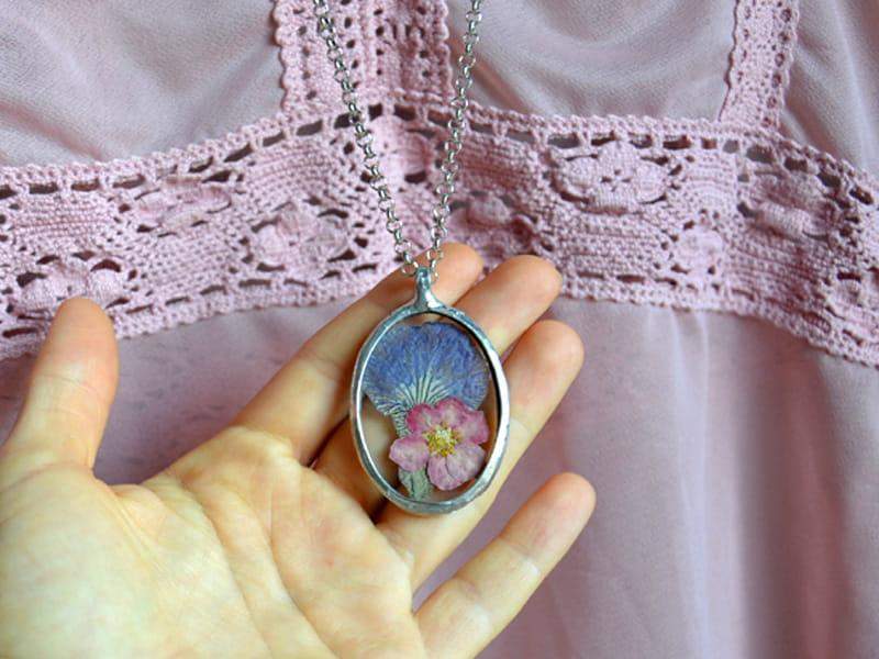 Naszyjnik z irysem (w kolorze srebrnym)