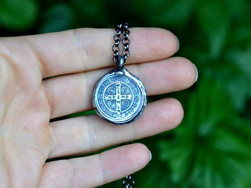 Naszyjnik z medalikiem benedyktyńskim II (w kolorze ciemnego srebra)