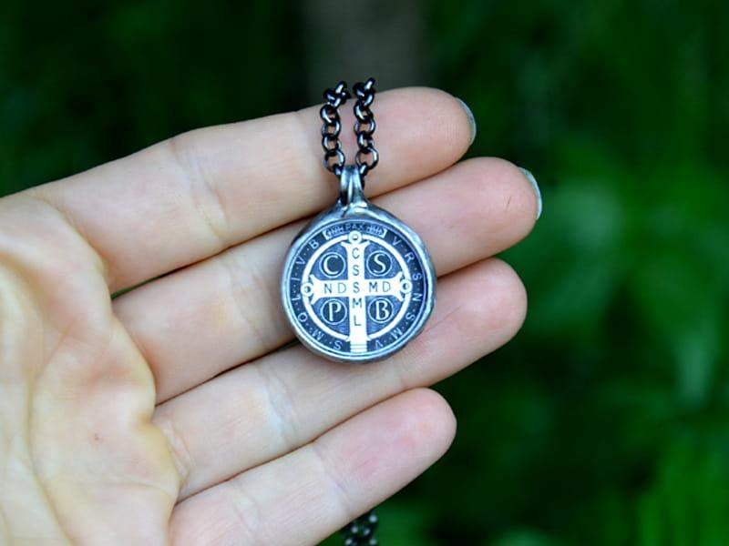 Naszyjnik z medalikiem benedyktyńskim (w kolorze ciemnego srebra)