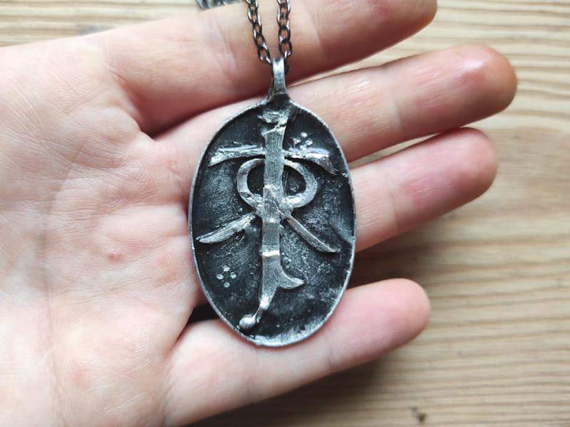 Naszyjnik z monogramem J.R.R. Tolkiena