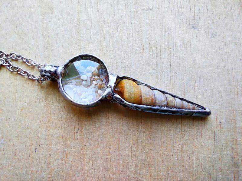 Naszyjnik z muszlą i piaskiem przywiezionymi z dalekiej podróży (oprawa w kolorze ciemnego srebra)