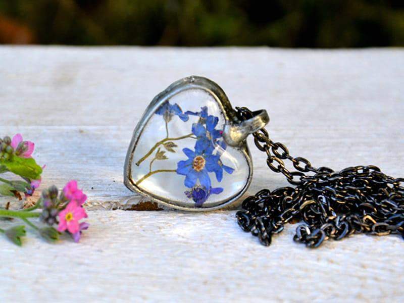 Naszyjnik z niezapominajkami w sercu (oprawa w kolorze ciemnego srebra)