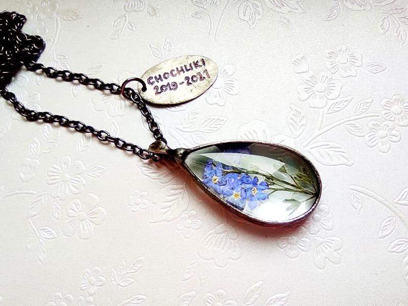 Naszyjnik z niezapominajkami z dedykacją na zawieszce (oprawa w kolorze ciemnego srebra)