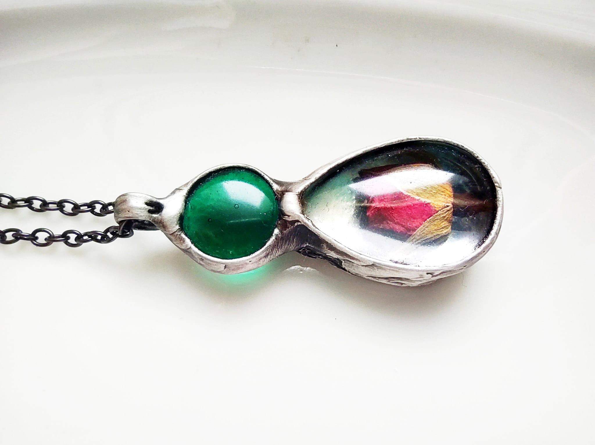 Naszyjnik z różą i szkłem w odcieniu butelkowej zieleni z dedykacją na odwrocie (oprawa w kolorze ciemnego srebra)