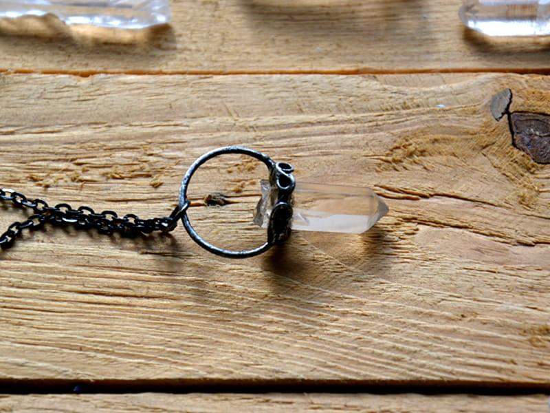 Naszyjnik z surowym kryształem górskim