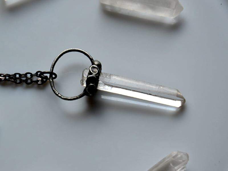 Naszyjnik z surowym kryształem górskim II